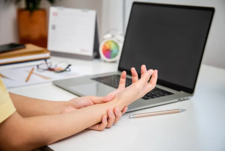5 Sinais de Lesões por Estresse em Digitadores: Como Identificar e Tratar