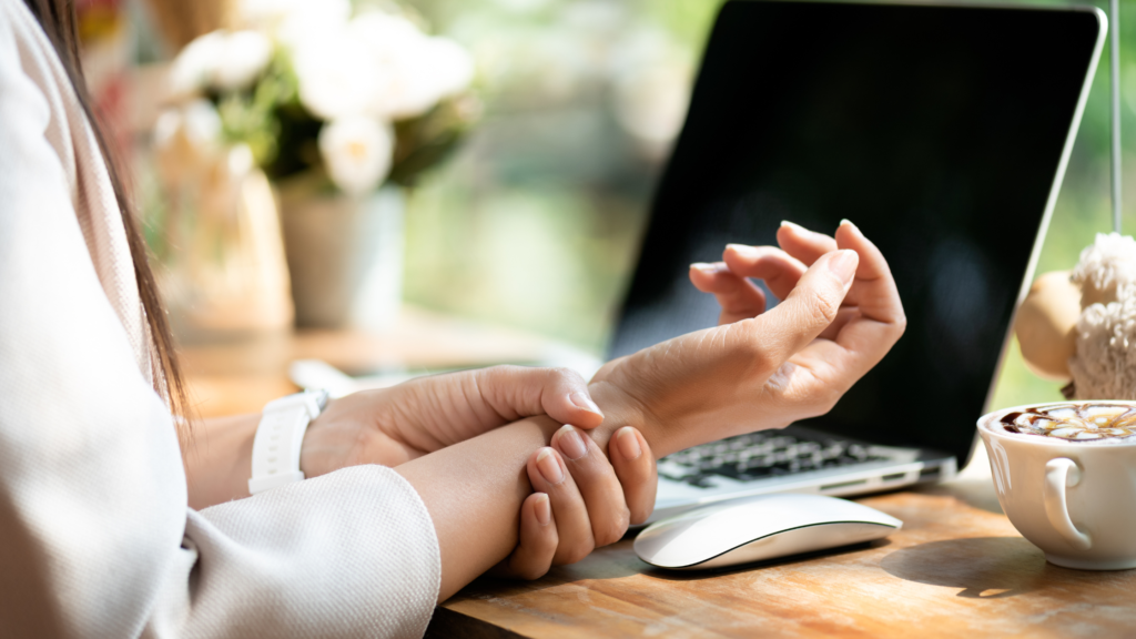 Dor ao digitar: 5 sinais de que pode ser um problema ortopédico 1 dor ao digitar