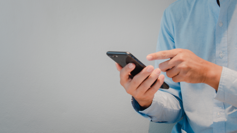 Uso excessivo do celular: 6 sinais de que pode causar dor no polegar